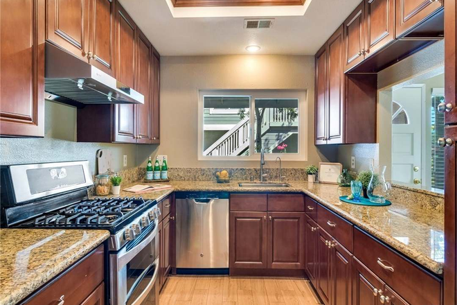 Kitchen - Town House close to campus