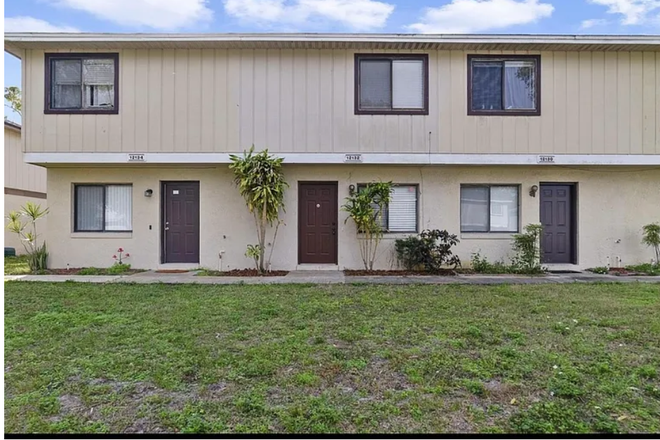 Front View - Cambridge Circle, Townhouse and Private Bathroom, Shared living space (1 Roommate Male)