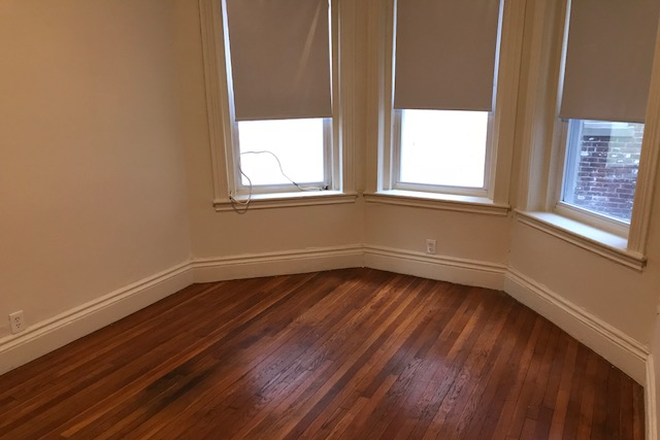 Hub Realty - Large studio facing front, in handy location in Allston