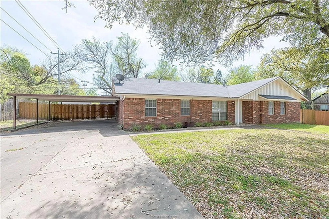 Huge driveway for multiple cars. - 5bd/2ba Two Decks, Two Living Rooms, Huge Backyard, Huge Driveway