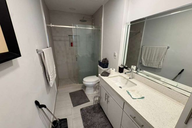 Bathroom - Spacious Bedroom with Private Bathroom 8 min from MMC Townhome