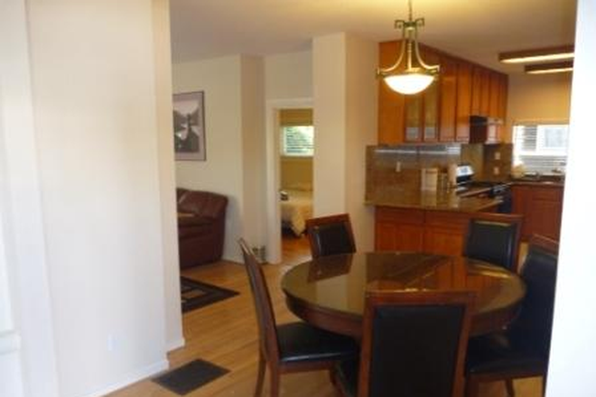 Dinning room - Beautiful remodeled 3+/2 close to campus in Gourmet Ghetto