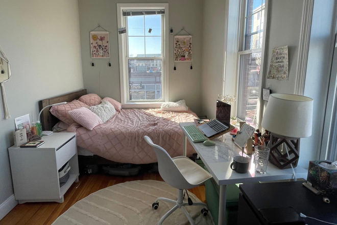 Bedroom - 4B2BA Apartament with in-Unit laundry !!!