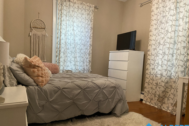 Bedroom #3 - Large 5-Bedroom Duplex!!