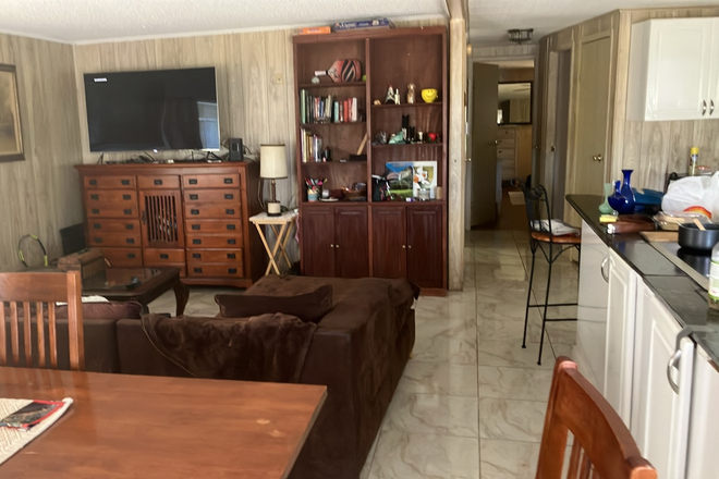 living room - Faculty/student/tutor come and share home and expenses with me.