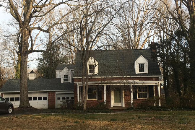 Outside street view - 131 Rosedale Cir. - Historic home for up to 4,  spacious backyard and porches, backs up to campus