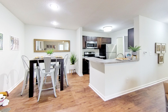 Kitchen/Dining - CampusWalk Apartments