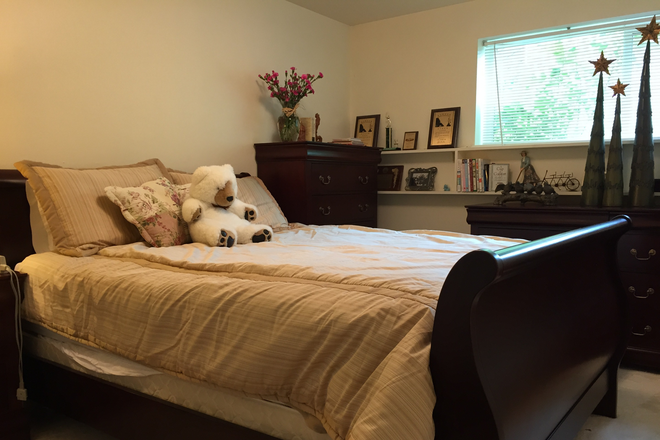 Bedroom - Private Room in Beautiful South Eugene Home