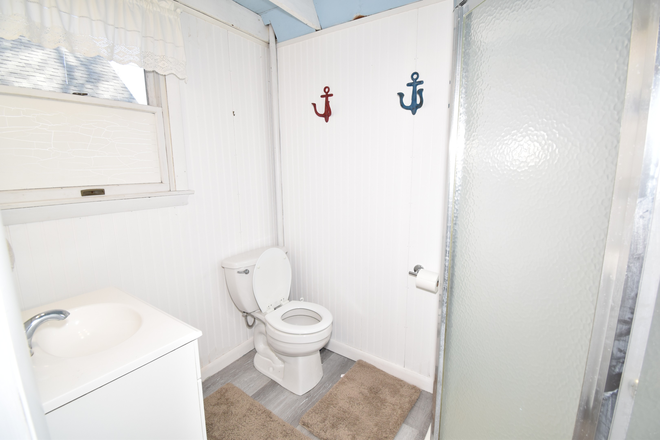 Bathroom - 30 East Shore Road - Great Island House