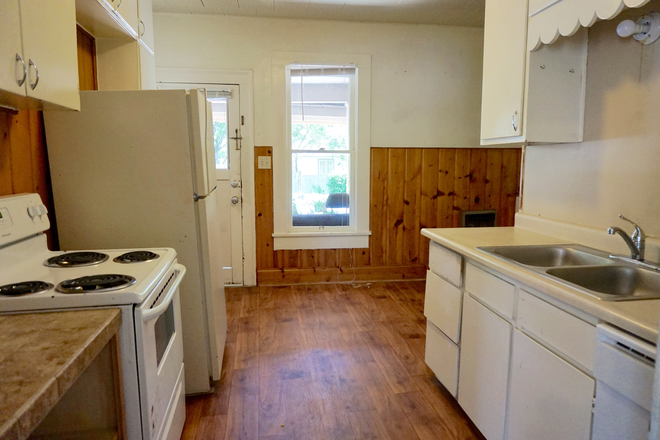 Kitchen - 5 Bed 2 Bath Private Campus House Blocks from UO