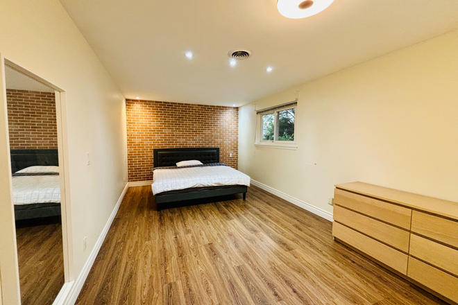 Bedroom#1 in 1st floor with in-suite washroom and closet - Multiple bedrooms options- private bedroom & ensuite washroom inside, 1 direct bus, only ~3km to UTM