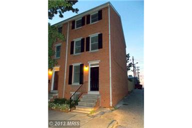 Cozy corner of a residential street - Furnished floor in rowhome within 10 minutes of JHU Medical Campus, rent includes utilities