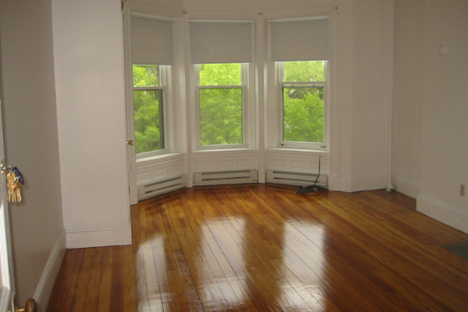 hubrealtyproperties.com - Bright and sunny studio with big windows, St Mary's T stop green line Apartments