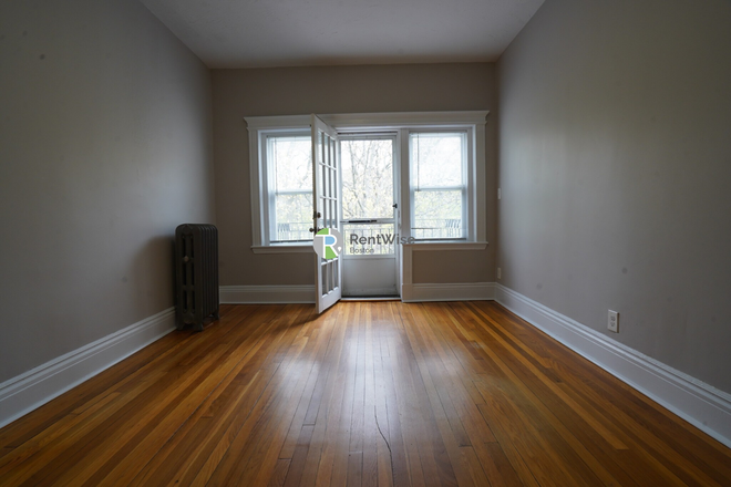 1 - May 2026-Sweet Brighton Studio with Porch w/ outlet! No Broker Fee!