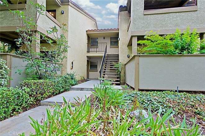 Outside - 2 Bed/1 Bath Apartment