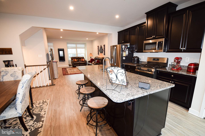 Kitchen - Eager Park Townhome Near JHMI