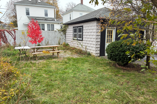 Yard - *Fossil-free* *Co-op lite??* *Flexible move-in/out dates* House