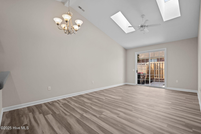 Living Room - 🔥 1 ROOM LEFT - $750/ROOM + UTILITIES – ADJACENT TO CAMPUS – W/D + PARKING – AVAIL 8/1/26 Townhome