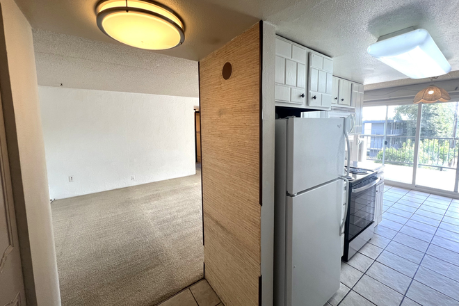 Kitchen - 805 29th Street - Spanish Towers (2BR/1BA) Apartments
