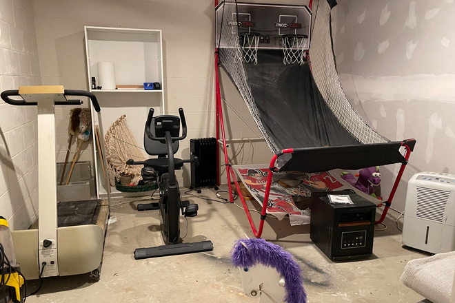 Game room, exercise area, full sized refrigerator/freezer available - Spacious room in a private home in a lovely neighborhood about a mile from campus,