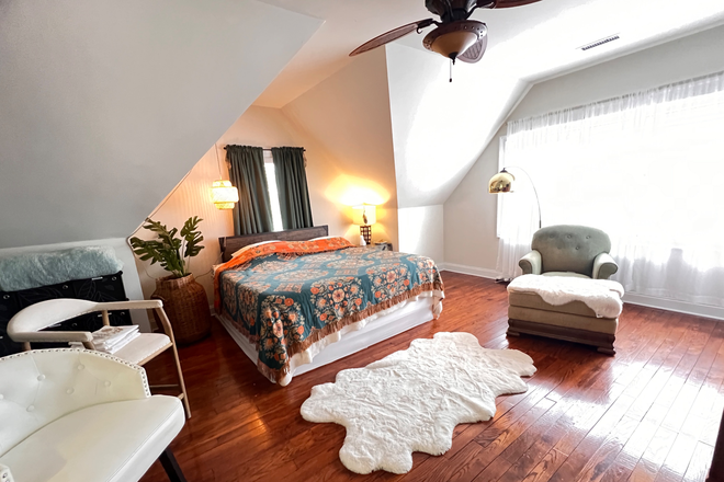 One example of how to arrange the room furniture. - Isle of Palms, En-suite room in shared apartment/house