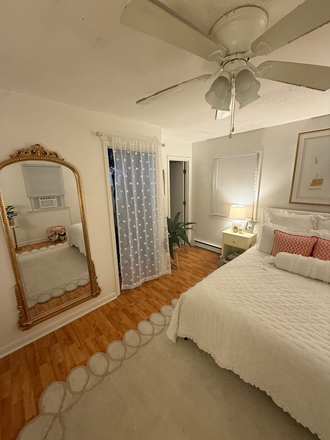 Bedroom - House minutes from King St and Campus