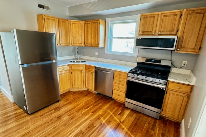 1 - SEPT 2026 – Updated Allston 4 Bed / 1.5 Bath with Modern Kitchen! No Broker Fees! Apartments