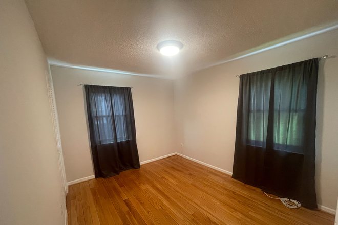bedroom B - Private Bedroom in Renovated Home - Walk to Metro in 10 minutes!