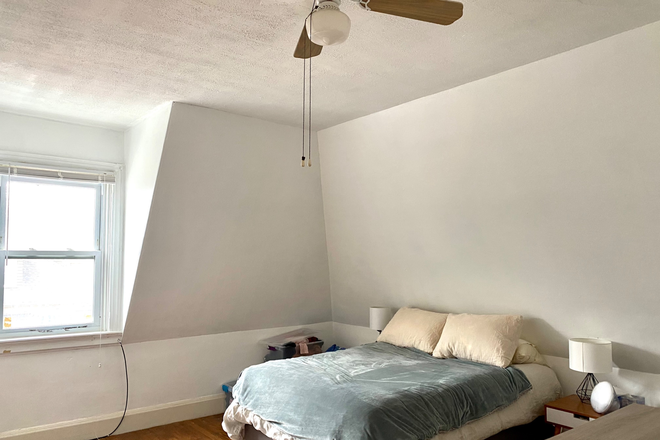 Bedroom - 1 Bedroom Apartment. Heat and Hot Water Included. Great Location.