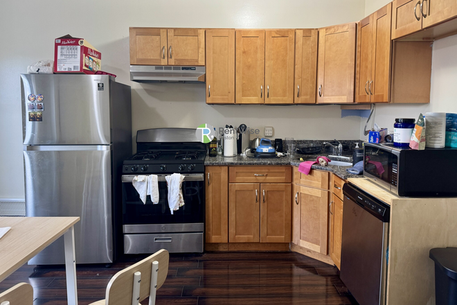 11 - Spacious 3 Bedroom Apartment in Prime Mission Hill Location – 1576 Tremont St. #3
