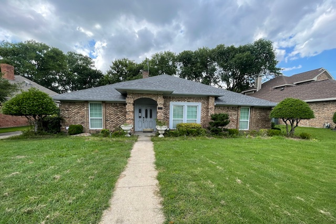 Front view at Richardson - Private house close to campus