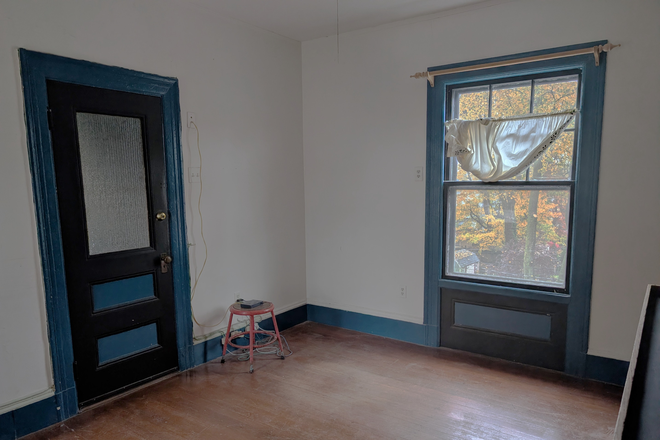 Another angle of room for rent - Cheerful, intelligent roommate wanted for spacious shared house (housing)