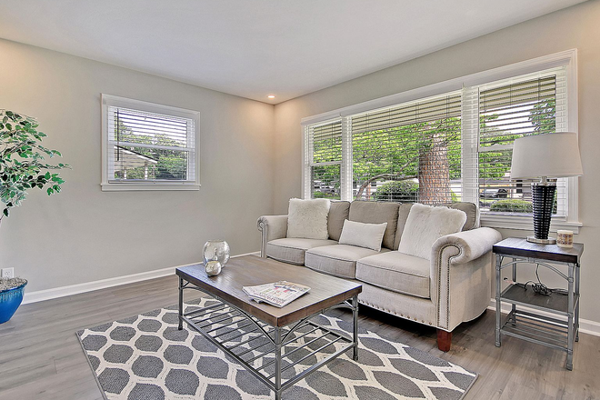 Living Room - 3 Bedroom West Ashley House -- 10 minutes from downtown