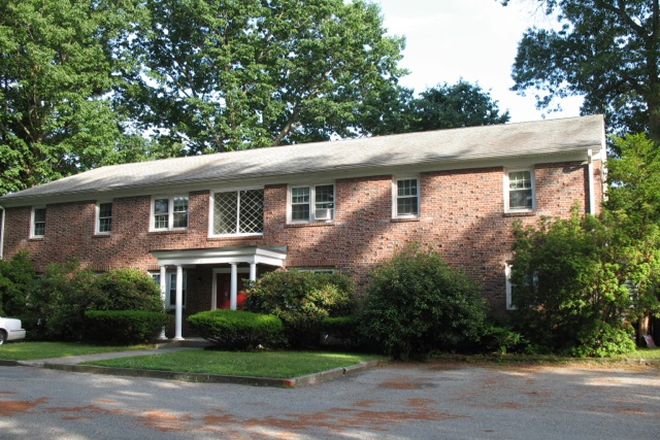 Bldg - Spacious One Bedroom in Great Setting Apartments