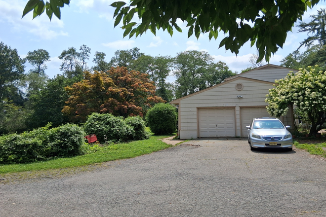Driveway - 1BR apt-Fackler Rd-Princeton