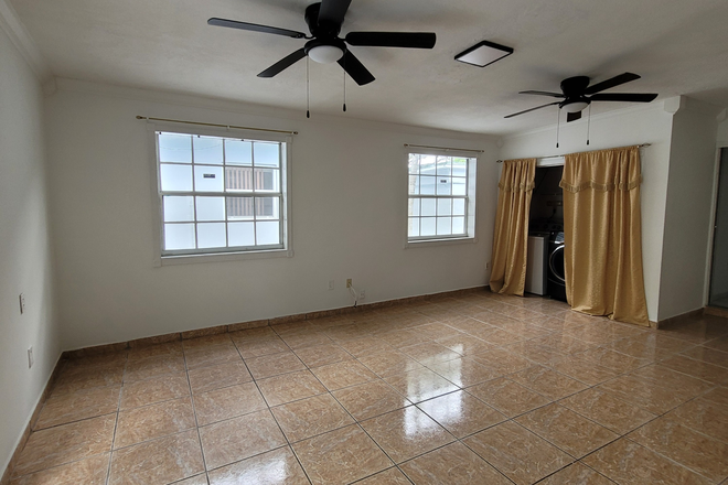 family room - 1/1 studio/cottage less than 1/2 mile from CG campus; water and electricity included House