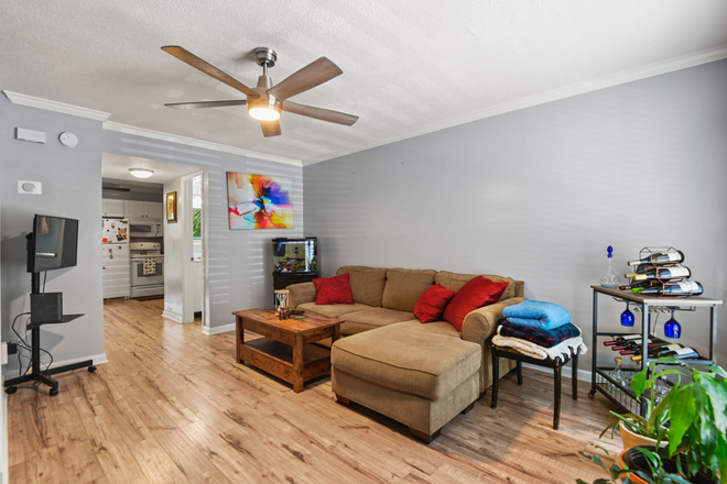 Living Room - Affordable 2 bedroom Townhouse near MUSC
