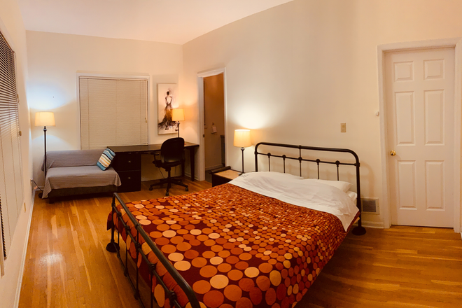 bedroom with private bathroom - Furnished room-Washington Rd-Princeton Junction House