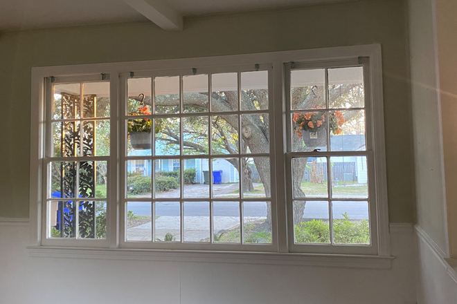 Large windows - Minutes to campus and to the beach! 3 BR/2BA on James Island House