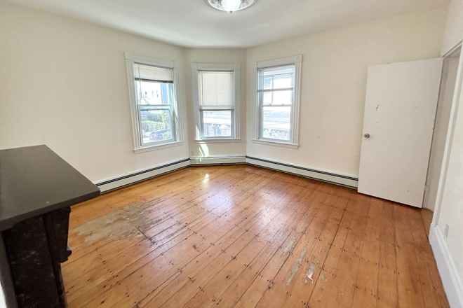 Bedroom - Laundry | Stainless Steel, Granite | Walk to Orange and Green Lines! Condo