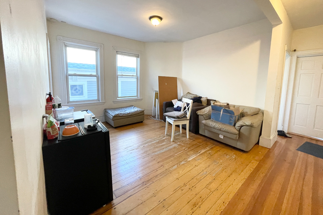 living room - 17 Sachem Street #3  |  Large 4 Bedroom in Mission Hill! Stainless steel appliance and Laundry Condo