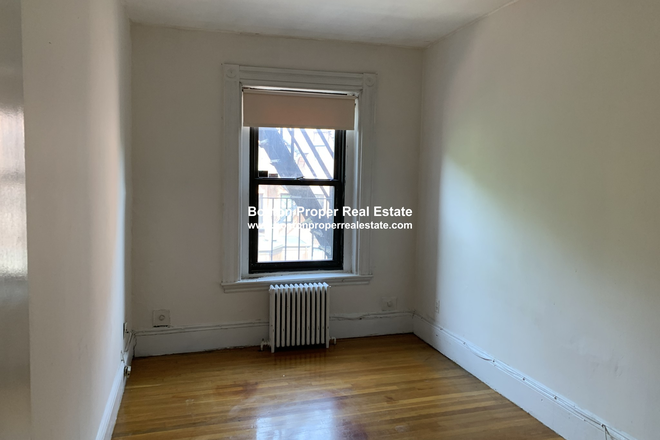 a - FRONT FACING ON NEWBURY STREET Apartments