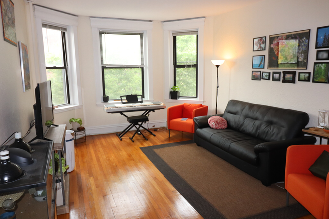 living room - NO FEE Sunny Cleveland Circle 2 bed Apartments