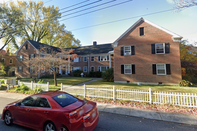 Outside of complex - SUMMER SUBLEASE DOWNTOWN APT