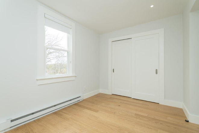 hubrealtyproperties.com - Large 3 bedroom, with natural light and updated finishes Apartments