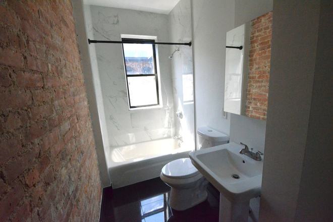 . - Renovated 2 Bedroom (1 split) on Burbank St! Avail 9/1 Apartments