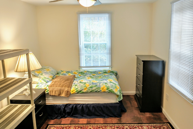 Bedroom - Bright quiet room in peaceful house near Grounds