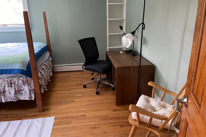 Built in bookshelf and your desk - Sunny bedroom, private bathroom in beautiful house 5 minute walk to DU.