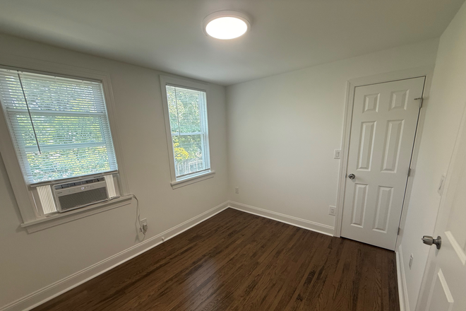 bedroom - 1BR apt on third floor-Madison Ave-Princeton