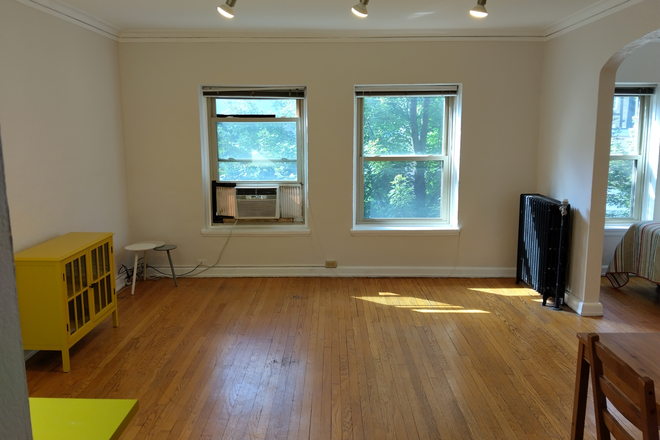 Living room - Buckingham Condominium. Close to Case Western campus. Easy walk through tennis courts.